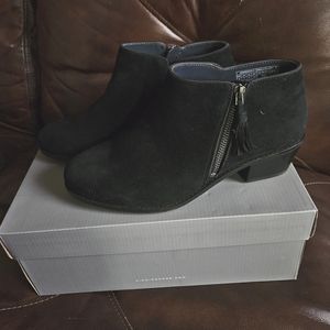 Vionic Black Suede Ankle Bootie 9 Wide